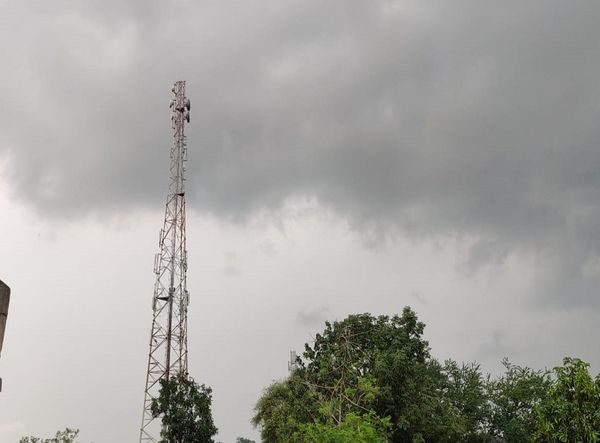 बुधवार की शाम बस्तर में एक या दो स्थानों पर गरज-चमक के साथ हल्की से मध्यम वर्षा व आकाशीय बिजली गिरने की संभावना हैं।