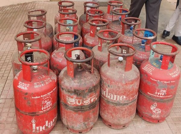 आरोपी के पास से पुलिस ने 19 सिलेंडर भी बरामद किए हैं।