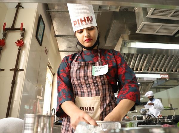 प्रतियोगिता के दौरान कुकिंग।