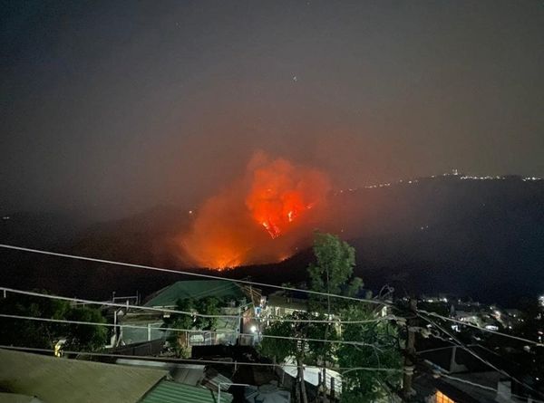 mizoram forest fires news update। Fire has been burning in 3 districts for two days, fire has reached close to cities, fire fighters lost, CM calls on PM Modi | 2 दिन के भीतर 4 जिले चपेट में आए, फायर फाइटर्स के बाद अब एयरफोर्स ने संभाला मोर्चा 4 शहर से आग का नजारा किसी ज्वालामुखी से कम नहीं लग रहा था।