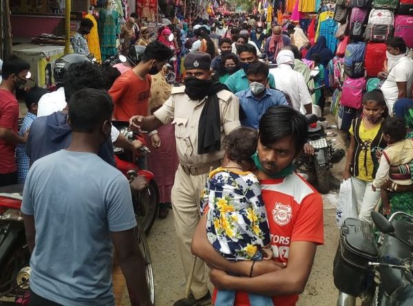 मधुबनी में लॉकडाउन की खबर के बाद उमड़ी भीड़।