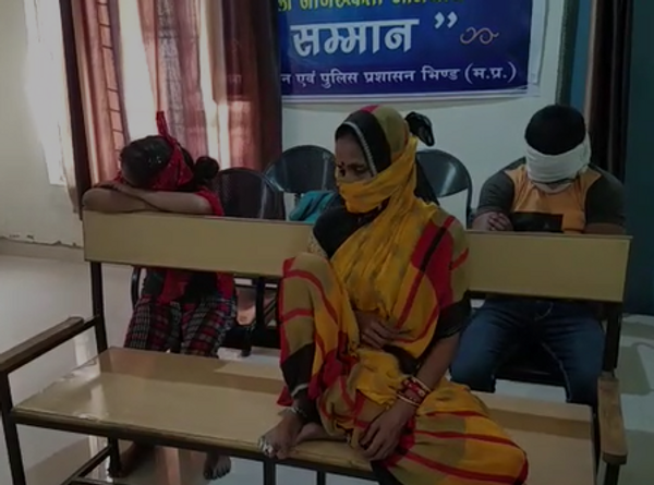 पुलिस हिरासत में पकड़े गए सैक्स रैकेट के आरोपी।