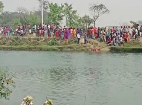 नहर से ग्रामीणों ने निकाला शव और उसे देखने उमड़ी भीड़।