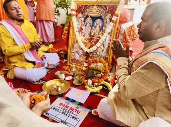 રામલલાની તસવીર મૂકીને રામ મંદિર પરિસરમાં પૂજા કરવામાં આવી હતી.
