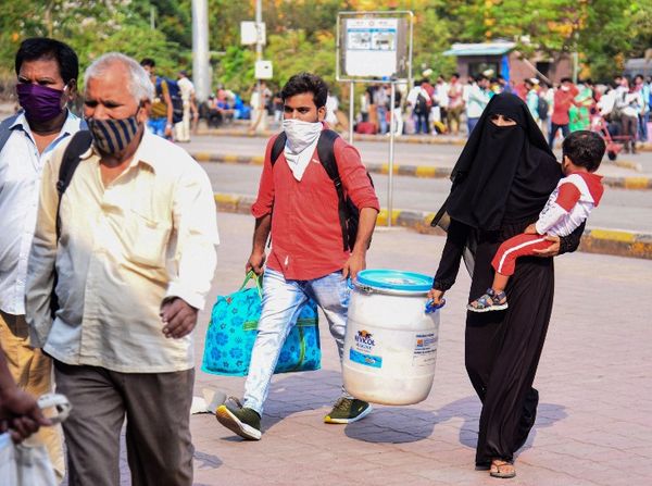 कर्फ्यू के दौरान बिना जरूरी काम के घरों से निकलने पर पाबंदी रहेगी। मुंबई में संक्रमण के बढ़ते खतरे के बीच लोगों का पलायन जारी है।