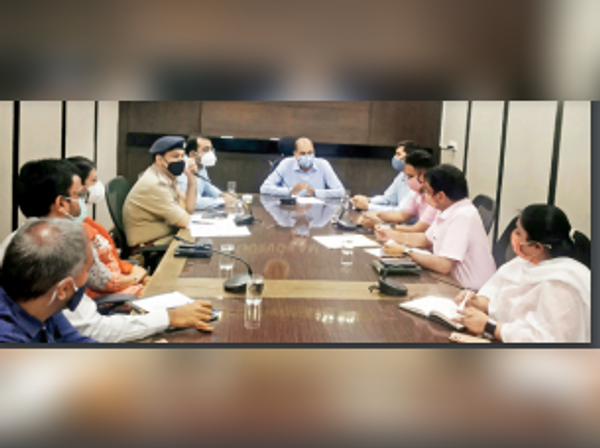 गुड़गांव. कोविड को लेकर अधिकारियों के साथ बैठक करते मण्डल आयुक्त।