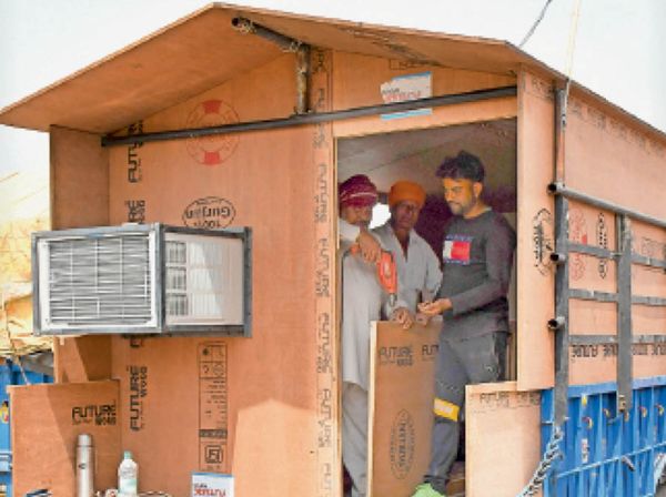 काफी किसान बॉर्डर पर ही ट्राॅली में प्लाई से मनपसंद स्टाइल के मकान बनवा रहे हैं। इस पर 50 हजार से एक लाख तक का खर्च आ रहा है।