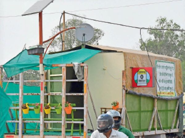 किसानों ने ट्राॅलियों में बने मकानों में टीवी, डिश, स्ट्रीट लाइट और एसी व सुंदरता के लिए गमले लगा रखे हैं। कुछ के बाहर तो सीसीटीवी भी लगे हैंै।