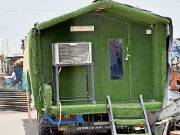 ट्राॅलियों में बनी झोपड़ियों में गर्मी न लगे और मॉडर्न लुक भी दिखे इसलिए किसान इन पर रेडीमेड घास लगवा रहे हैं। ये अंदर से भी घर जैसी हैंै।