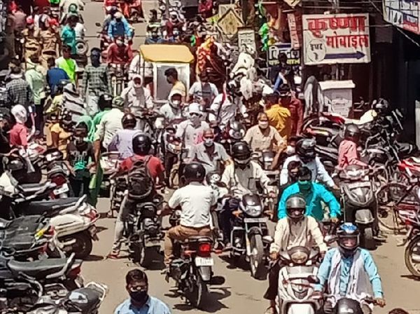 एकाएक बाजार में बढ़ गई भीड़।