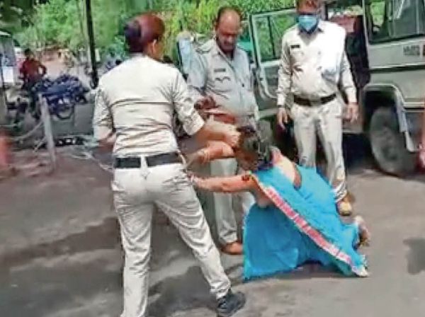 आरक्षक ने मां-बेटी को बाल पकड़कर घसीटा और मारपीट की।