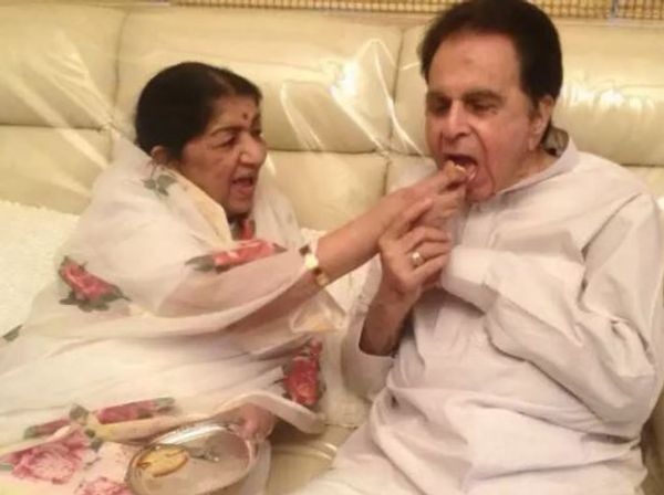 लता मंगेशकर ने अपने 98वें जन्मदिन पर ये फोटो सोशल मीडिया पर शेयर कर दिलीप साहब को विश किया है. दिलीप कुमार अपनी छोटी बहन मानते थे।