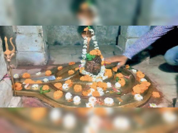 मंदिर के गर्भगृह में विराजित पंचमुखी महादेव मंदिर।