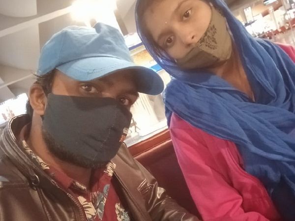 बेंगलुरु एयरपोर्ट पर ललिता व भैरो सिंह।