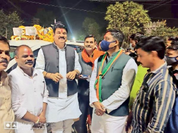 राजस्व मंत्री से मिले भाजपा प्रत्याशी राहुल सिंह, दो गज की दूरी नहीं रखी