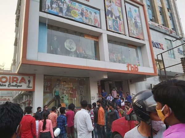 आग लगने की बात फैलते ही FBB के बाहर लोगों की भीड़ जुट गई।