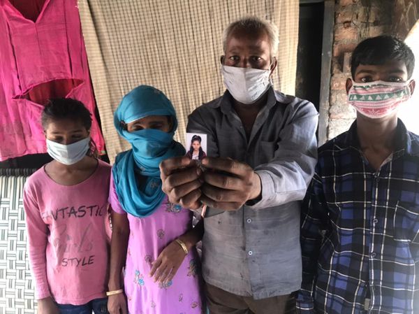बेटी की मौत के बारे में बताते पिता दिलीप, भाई शंकर, मां सुनीता व बेटी नीतू।