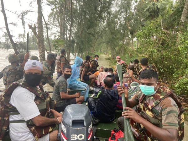 सेना की टीमें लगातार तूफान प्रभावित इलाकों से लोगों को निकालने में जुटी रहीं।