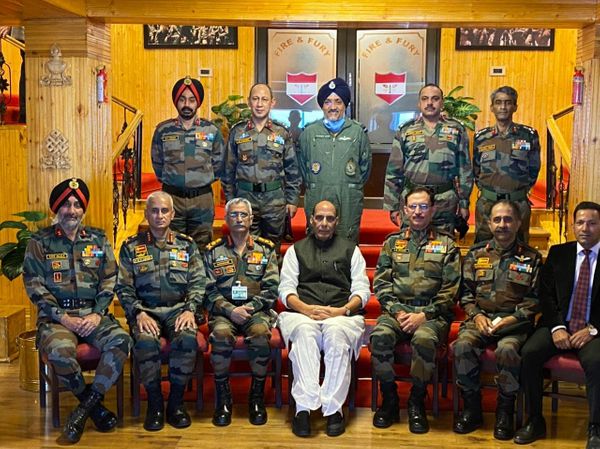 रक्षा मंत्री राजनाथ सिंह ने भारतीय सेना की उत्तरी कमान के वरिष्ठ अधिकारियों से मुलाकात की।