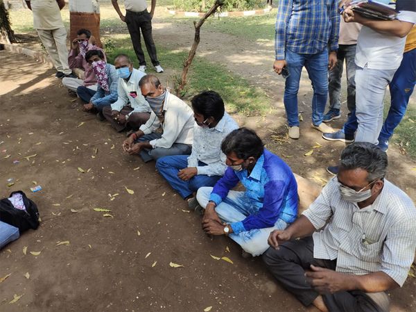 પોલીસે ત્રણ સટ્ટો લખવાવાળા અને સટ્ટો લખાવવા આવેલા 18 લોકોની ધરપકડ કરી હતી