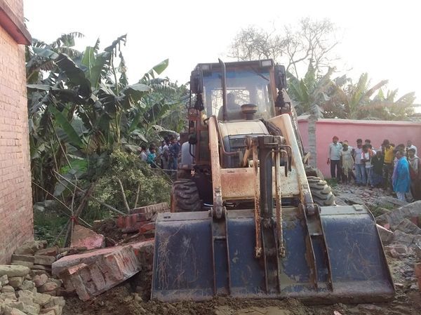 JCB મશીનથી દિવાલ હટાવવાનું કામ ચાલતુ હતુ