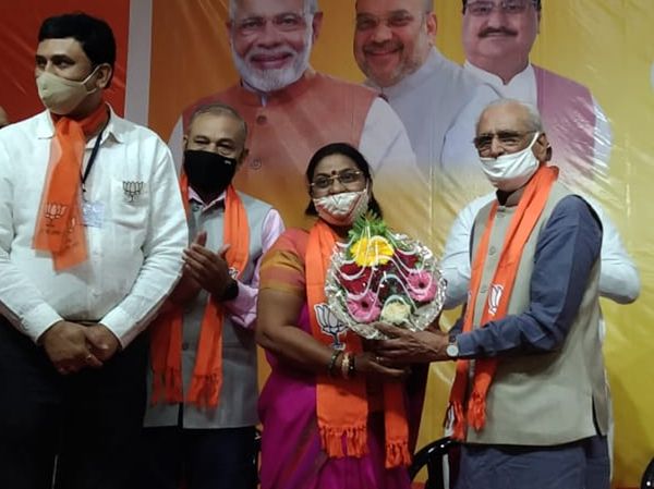સુરેન્દ્ર કાકાના નજીકના ગણાતાં માત્ર ગીતાબેન પટેલ, જેમને ડેપ્યુટી મેયરનું પદ મળ્યું.
