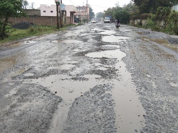 Corruption in road construction is happening openly; Roads built after spending crores have started to break down | सड़क निर्माण में खुलकर हो रहा है भ्रष्टाचार, करोड़ों खर्च कर बनाई सड़क बनते