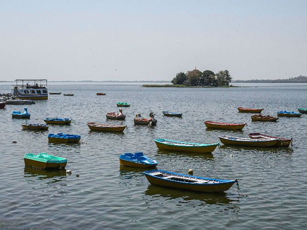 लॉकडाउन के दौरान भोपाल की बड़ी झील पर बोट क्लब पर सन्नाटा है।