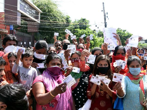 लॉकडाउन के बीच रोजमर्रा की जरूरतों का सामना मिलना मुश्किल हो रहा है। ऐसे में दिल्ली सरकार जरूरतमंदों को आधारकार्ड दिखाने पर मुफ्त में राशन दे रही है।