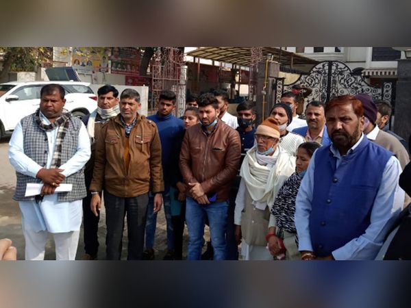 मंगलवार को केंद्रीय राज्य मंत्री कृष्णपाल गुर्जर से भी मिलकर अपनी मांगों से अवगत कराया पीड़ित परिवार ने।