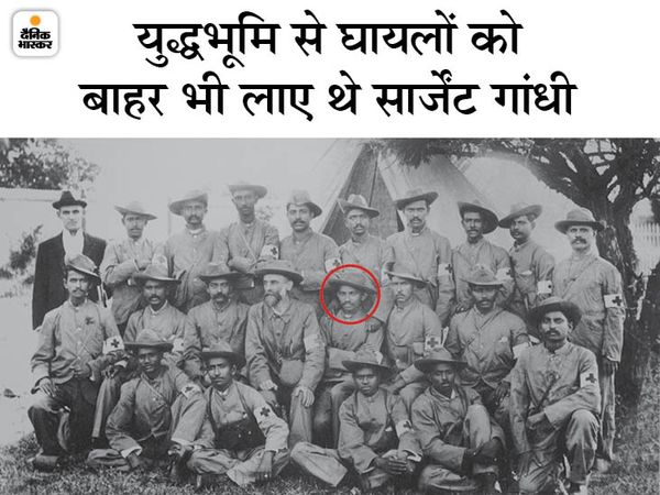इंडियन एंबुलेंस कोर के सदस्यों के साथ महात्मा गांधी।