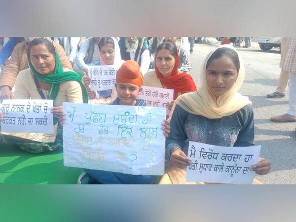 फिरोजपुर में चक्का जाम के दौरान रोड पर धरने पर बैठी महिलाएं और बच्चे।
