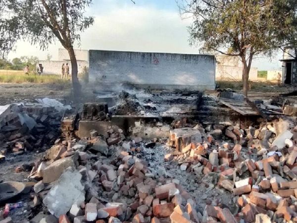 विरुद्धनगर में पटाखा बनाने की यूनिट में गुरुवार की शाम को आग लगी थी। आग से यूनिट मलबे में तब्दील हो गई। - Dainik Bhaskar