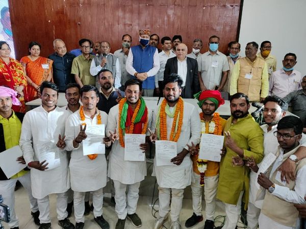 कुलपति प्रो टीएन सिंह ने सभी विजयी प्रत्याशियों को पद एवं गोपनीयता की शपथ दिलाई। - Dainik Bhaskar