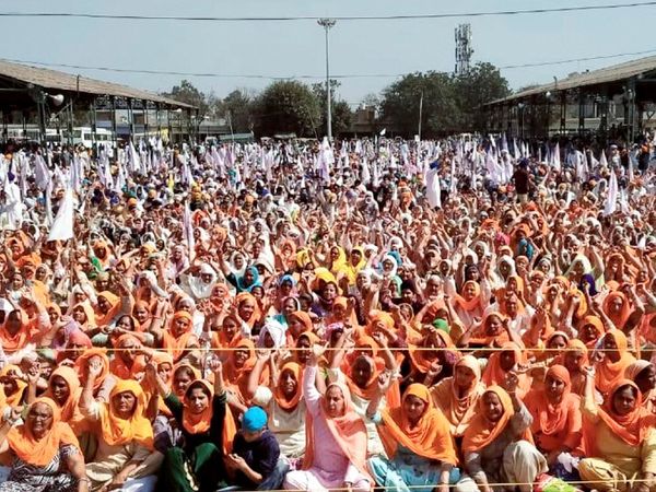 कृषि कानूनों के खिलाफ गुरुवार को पंजाब के तरनतारन में प्रदर्शन करते हुए किसान संगठनों के सदस्य। इस प्रदर्शन में बड़ी संख्या में महिलाएं भी शामिल हुईं। - Dainik Bhaskar