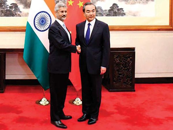 चीन के विदेश मंत्री वांग यी के साथ भारत के विदेश मंत्री जयशंकर। दोनों विदेश मंत्रियों के बीच गुरुवार को फोन पर 75 मिनट बातचीत हुई। इस दौरान LAC पर तनाव कम करने पर फोकस रहा। (फाइल) - Dainik Bhaskar