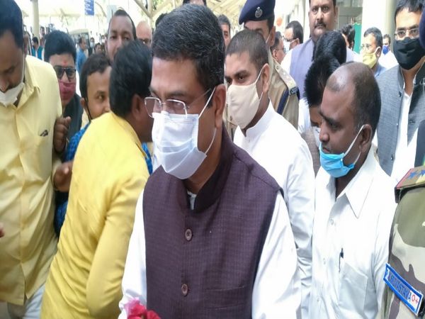 धर्मेंद्र प्रधान श्री काशी विश्वनाथ मंदिर और काल भैरव मंदिर दर्शन कर मिर्जापुर निकल जायेंगे। - Dainik Bhaskar