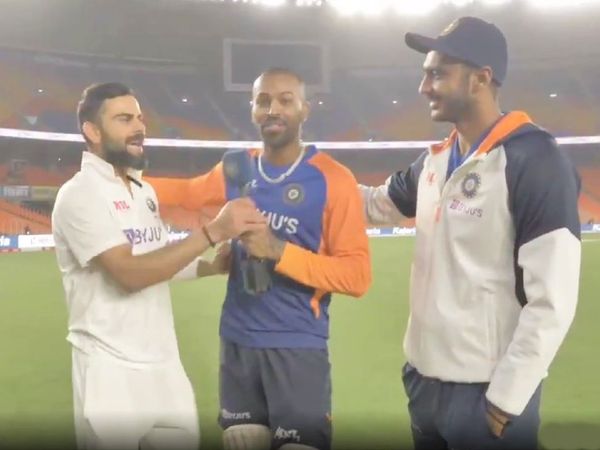 डे-नाइट टेस्ट के बाद ग्राउंड पर भारतीय कप्तान विराट कोहली, हार्दिक पंड्या और अक्षर पटेल। - Dainik Bhaskar