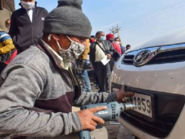 उत्तर प्रदेश में वाहनों पर हाई सिक्योरिटी नंबर प्लेट (HSRP) अनिवार्य कर दिया गया है। मतलब जिन गाड़ियों पर HSRP नहीं होंगे, उनका ट्रांसफर, पता परिवर्तन और फिटनेस प्रमाण पत्र जैसे RTO से जुड़े काम नहीं हो पाएंगे। - Dainik Bhaskar