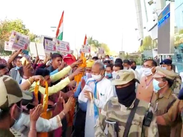 वाड्रा पर CM की चुप्पी:रॉबर्ट वाड्रा के राजनीति में आने के सवाल पर कुछ नहीं बोले गहलोत, बिना जवाब दिए आगे बढ़ गए