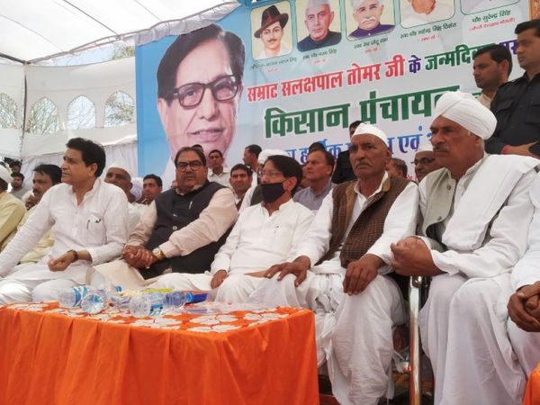 रालोद नेता चौधरी अजीत सिंह ने बागपत में आयोजित किसान महापंचायत को संबोधित करते हुए कहा कि अब वक्त आ गया है कि सबको मतभेद भुलाकर एक होना होगा नहीं तो इज्ज्त नहीं बचेगी। - Dainik Bhaskar