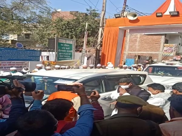 Union Petroleum Minister Dharmendra Pradhan arrived on Saturday to pay obeisance at the Sir Govardhan Temple on the 644th birth anniversary of Sant Ravidas. - Dainik Bhaskar