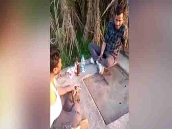 यूपी में दो दिन पहले एक दारु पार्टी का वीडियो वायरल हो रहा है जिसमें तमंचा चेक करते समय अचानक गोली चल गई जिसमें एक व्यक्ति की मौत हो गई। - Dainik Bhaskar