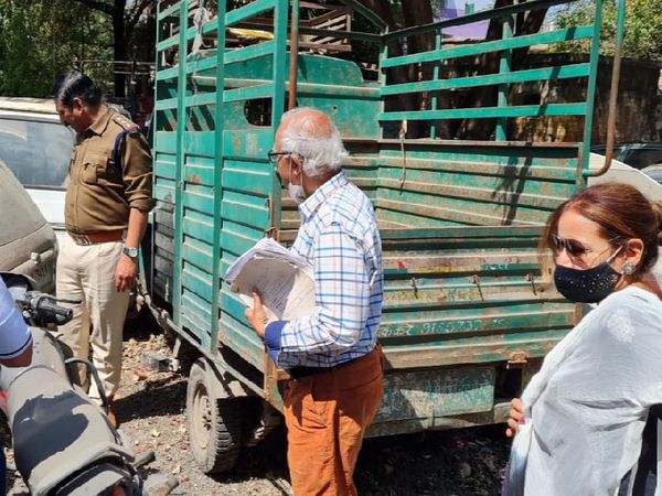 माधवनगर थाने में खड़ी कार का मुआयना करते अभिनेत्री मदिराक्षी के पिता दिनेशचंद्र जोशी व उनकी मां कुसुम जोशी। - Dainik Bhaskar
