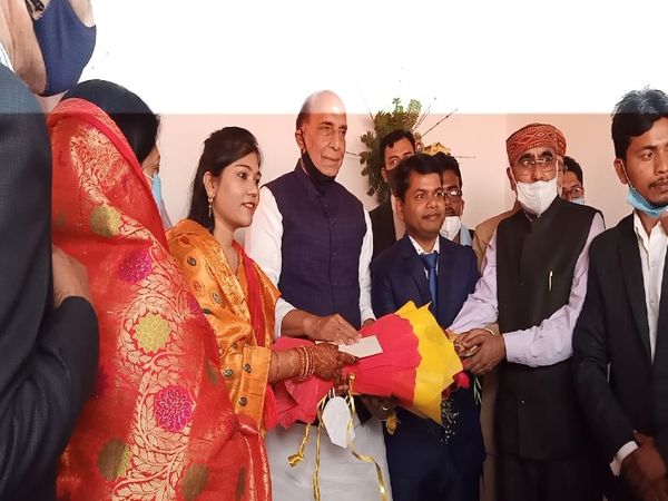 देश के रक्षामंत्री राजनाथ सिंह गोद लिए बेटे को आशीर्वाद देने आज गाजीपुर पहुंचे। उन्होंने बिजेंद्र कुमार को उस समय गोद लिया था जब वह यूपी के सीएम थे। - Dainik Bhaskar