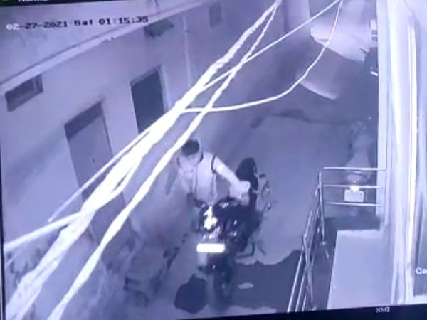CCTV में कैद हुई घटना:चोरी करने से पहले मास्क लगाया, फिर घर के बाहर खड़ी बाइक को पैदल लेकर हुआ फरार