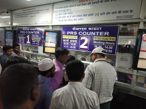 रेल मंत्रालय के मुताबिक रेलवे अनारक्षित ट्रेन सर्विस को स्टेप बाय स्टेप तरिके से जारी किया जाएगा। (फाइल) - Dainik Bhaskar