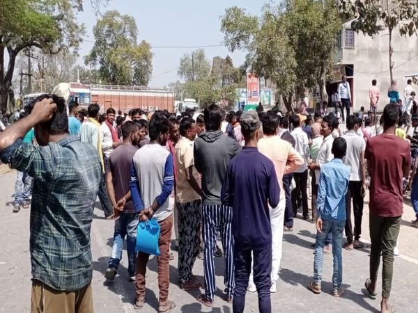 घटनास्थल पर लगी लोगों की भीड़। - Dainik Bhaskar