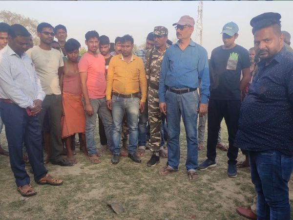 बम विस्फोट के बाद घटनास्थल पर लोगों की भीड़। - Dainik Bhaskar