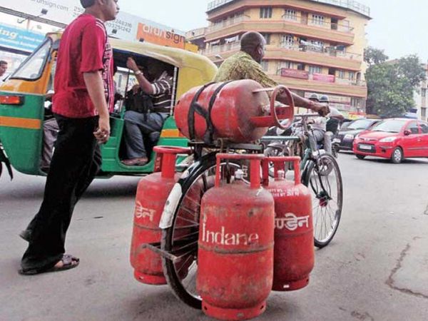 The government is planning such a scheme, under which the consumer will get the facility to buy cylinders from three dealers around him, now consumers can take the cylinder from only one dealer - Dainik Bhaskar